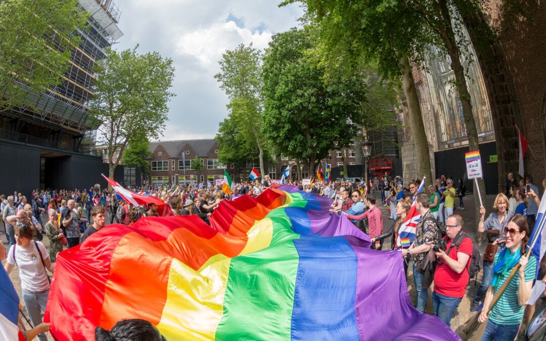 Walk of Love: met 25 meter lange regenboogvlag van Ondiep naar het Domplein